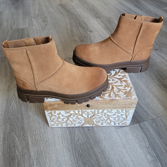 UGG Men's Skyview Classic Pull-on Waterproof Boot - Picture 2 of 11